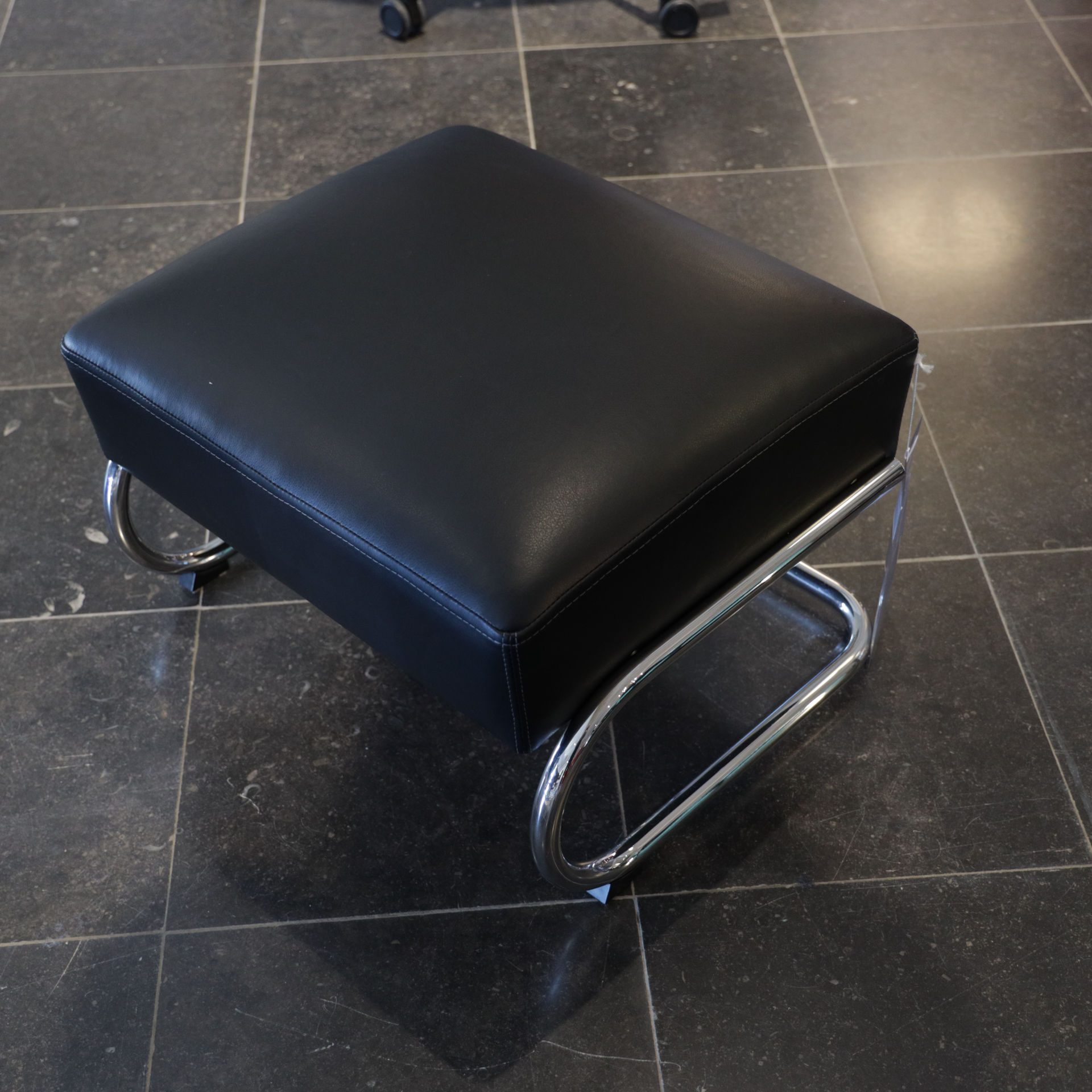 Thonet S411 fauteuil met poef S411H - Details