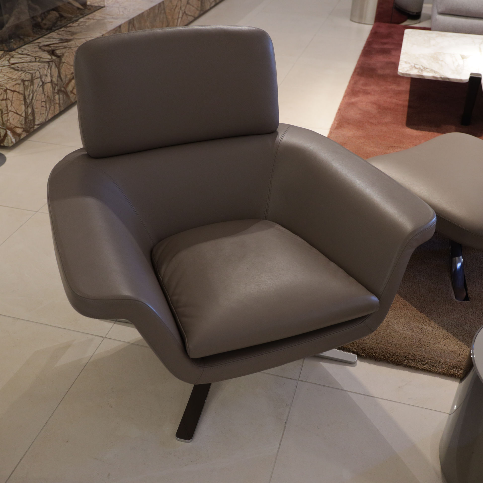 Italiaans Design fauteuil met poef - Zijaanzicht links