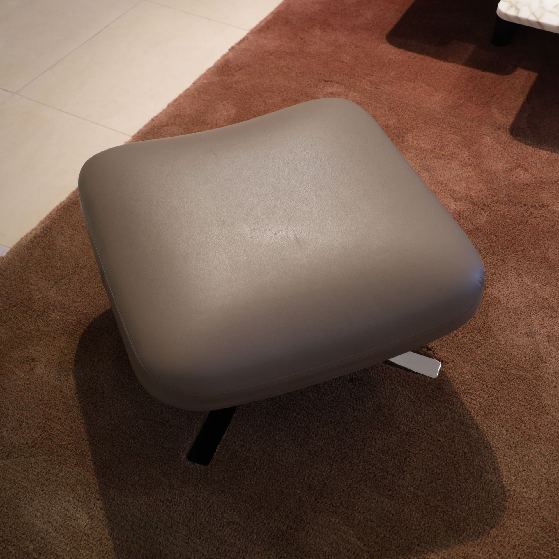 Italiaans Design fauteuil met poef - Details