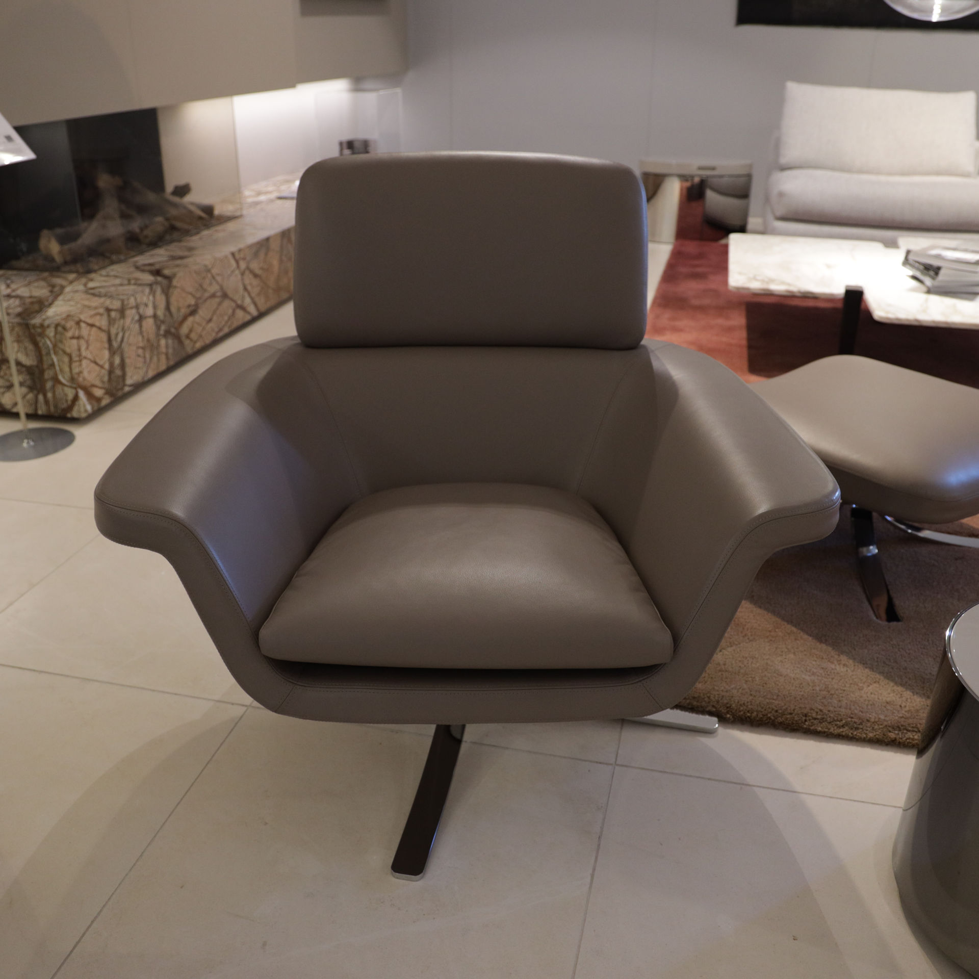 Italiaans Design fauteuil met poef - Showroom