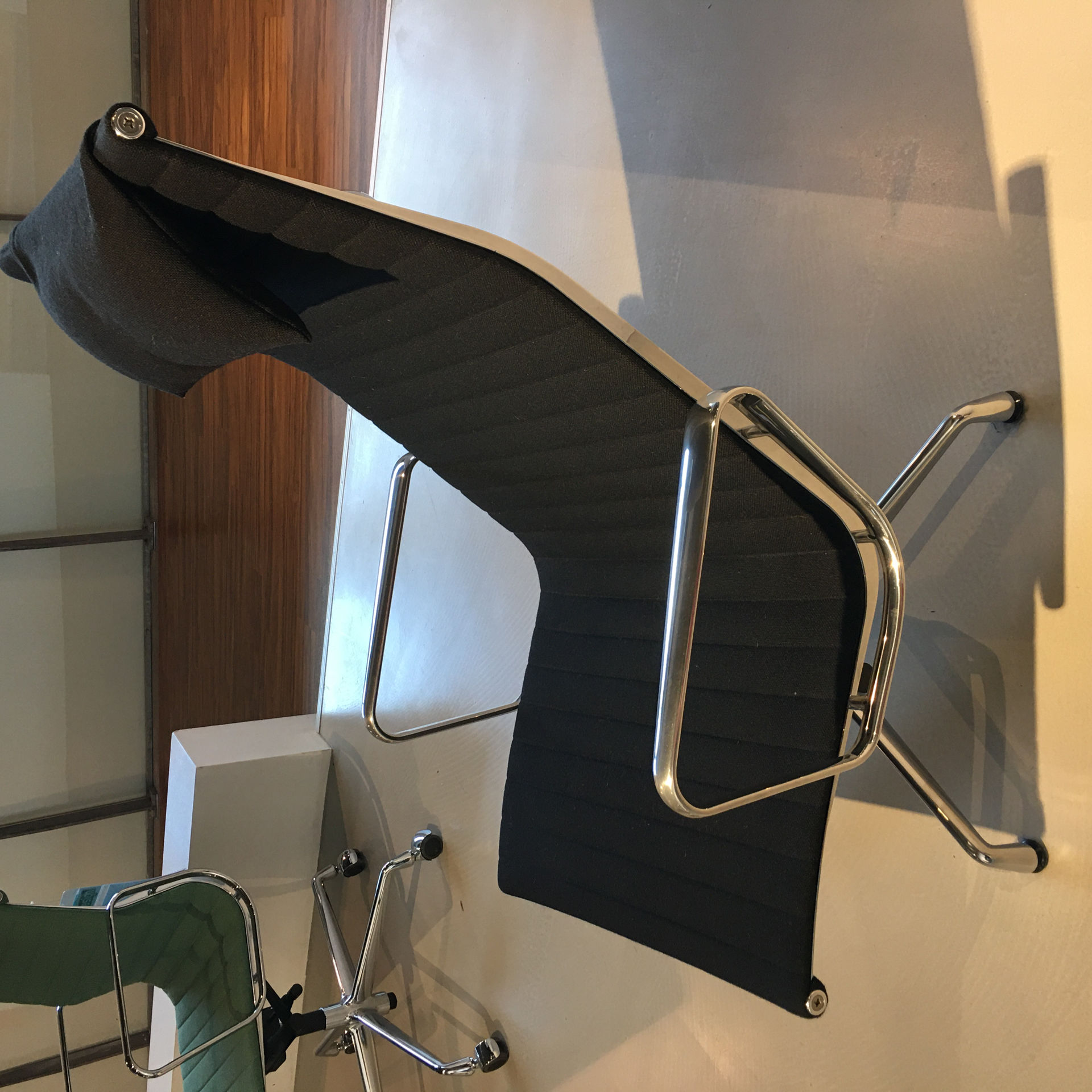 Vitra Aluminium Chair / EA 124  fauteuil