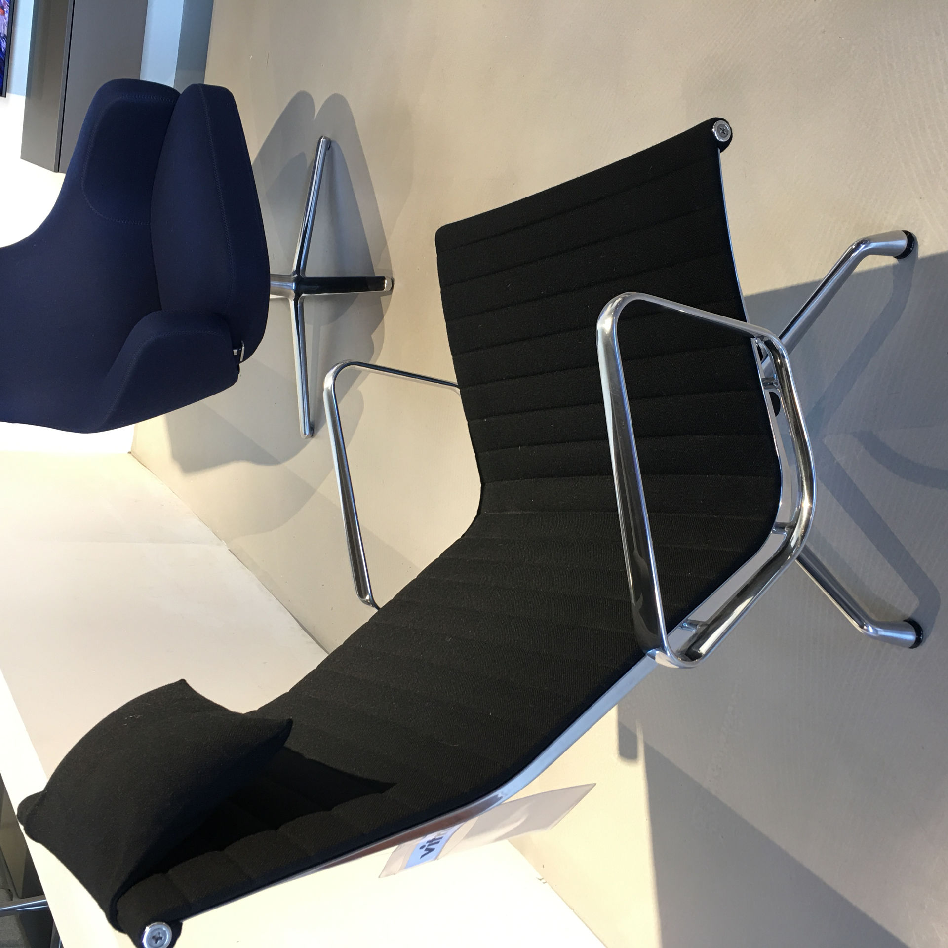 Vitra Aluminium Chair / EA 124  fauteuil