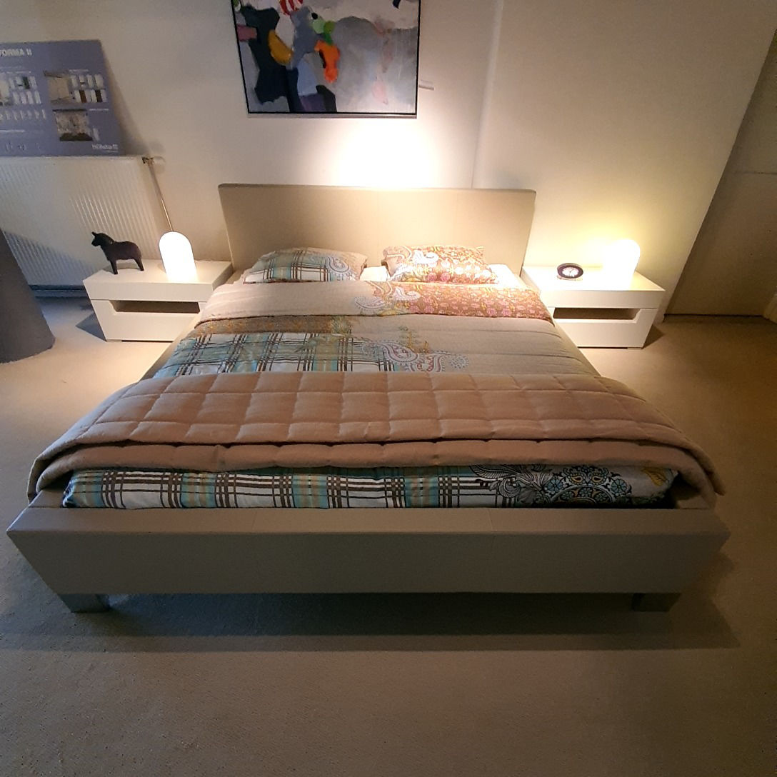 Hülsta Elumo II bed - 180x210 met kast en nachtkastjes 